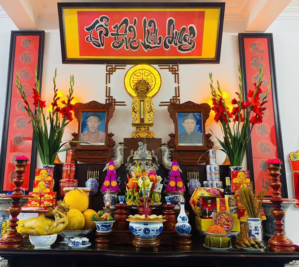 Tủ Thờ Gỗ Gụ Mẫu Hiện Đại Đục Chữ Phúc